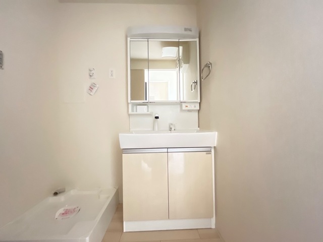 洗面設備　三面鏡の洗面台です☆