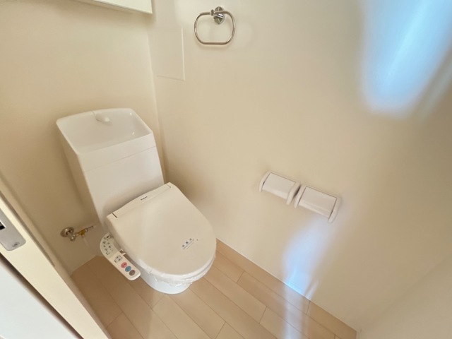 トイレ　嬉しい温水洗浄便座付きです♪