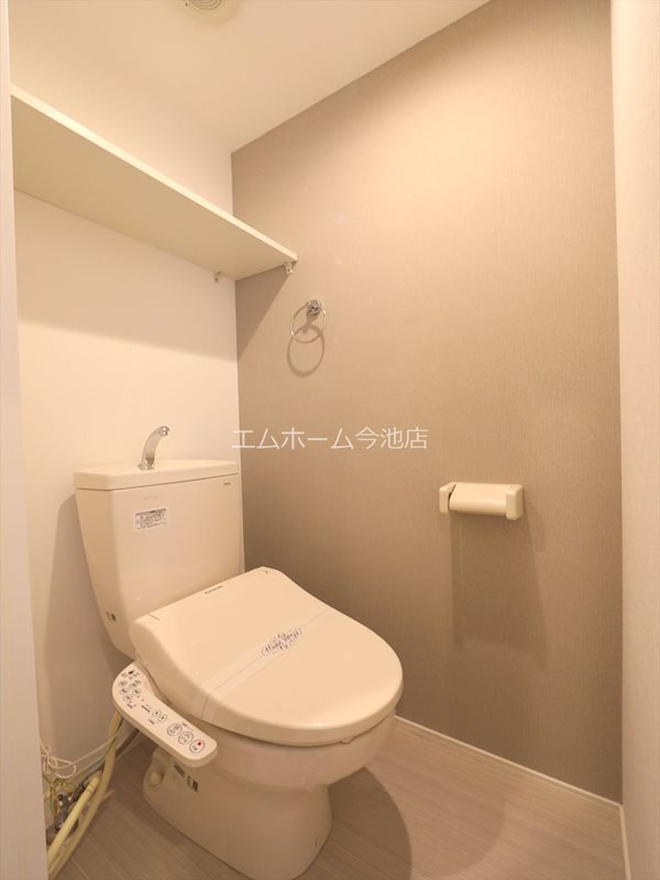 トイレ　温水洗浄暖房便座付トイレ　同仕様写真