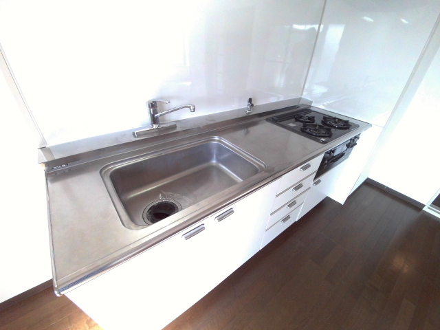 キッチン　調理スペースが広いシステムキッチン
