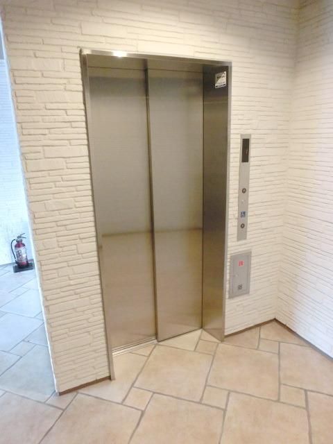 ロビー　エレベータ完備
