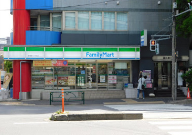 コンビニ　ファミリーマート 新宿新小川町店（コンビニ）まで260m