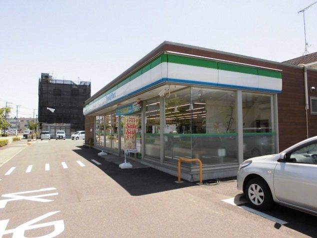 コンビニ　ファミリーマート（コンビニ）まで1100m