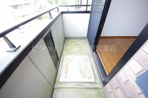 バルコニー　同物件別部屋のバルコニーの写真です