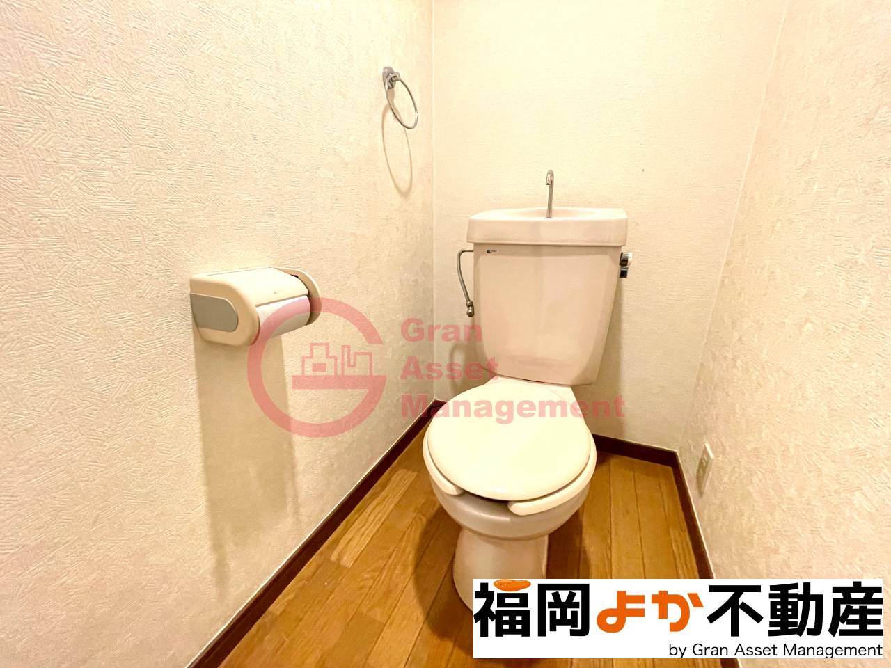 トイレ　落ち着いた色調のトイレです