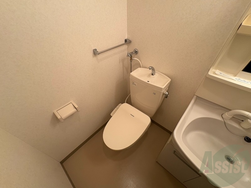 トイレ　シャワートイレになっているので快適です！