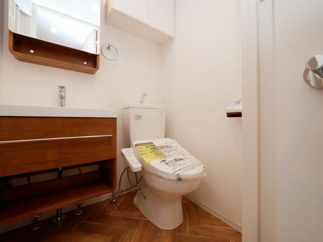 トイレ　落ち着いた色調のトイレです