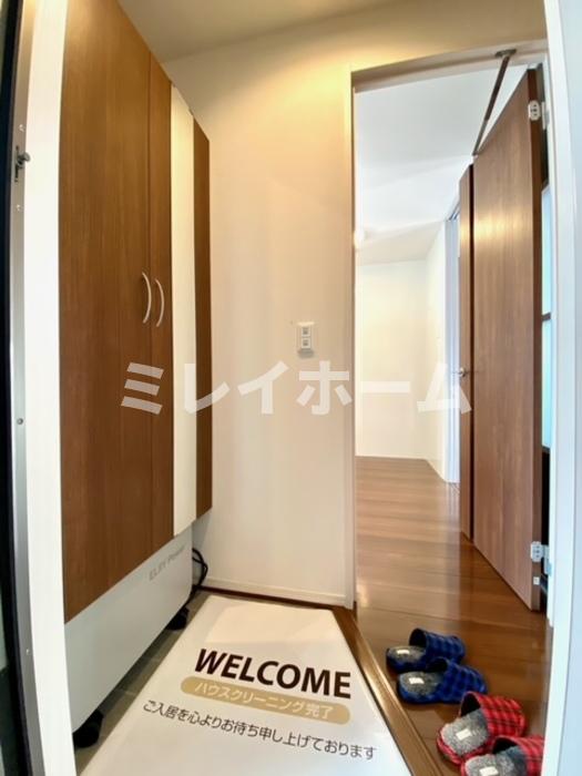 玄関　同建物内、別のお部屋の参考写真になります。