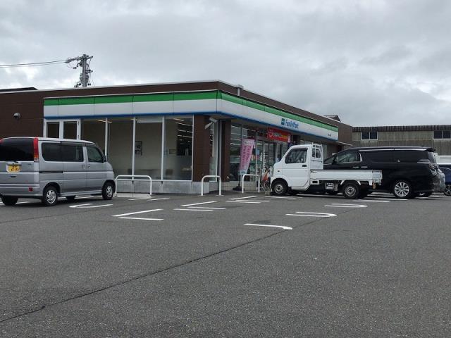 コンビニ　ファミリーマート（コンビニ）まで612m
