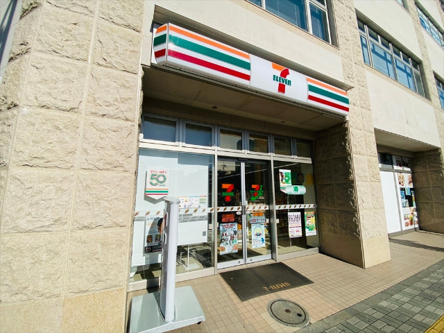 コンビニ　ファミリーマート立川南駅前店（コンビニ）まで320m
