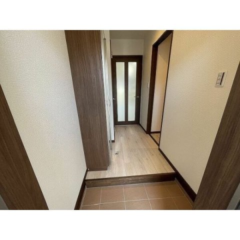 玄関　反転間取りイメージ写真