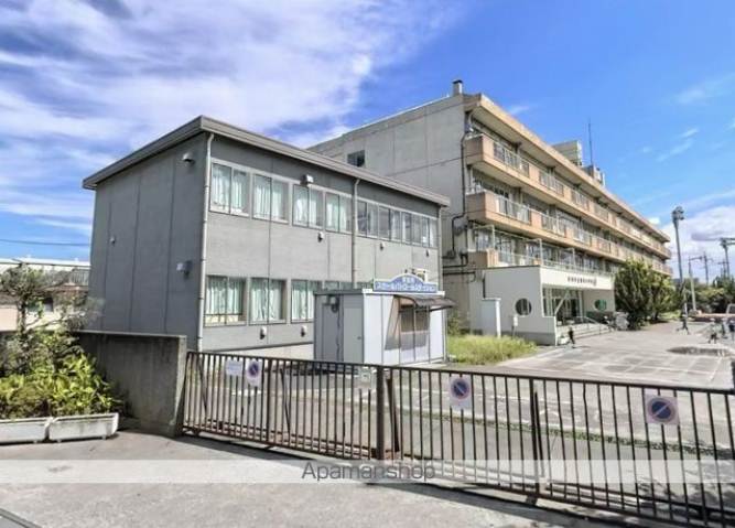小学校　草加市立稲荷小学校（小学校）まで2001m