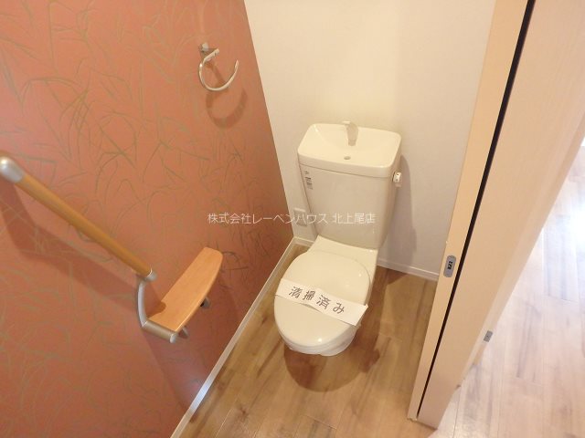 トイレ　手すり付きで人にやさしい設計！