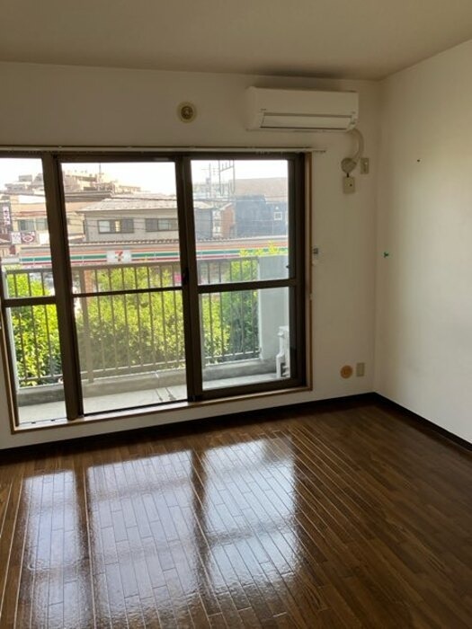 居室・リビング　明るいお部屋です