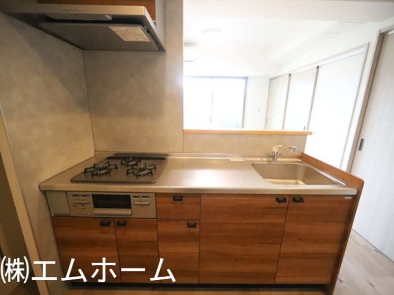 キッチン　システムキッチン（３口ガスコンログリル付き）