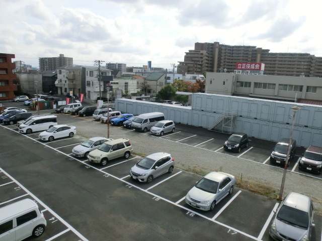 眺望　前面駐車場で気持ちの良い日の光がダイレクトにお部屋に差込みま