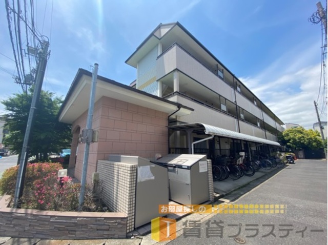 建物外観　日差し差し込む落ち着いた環境に立地。