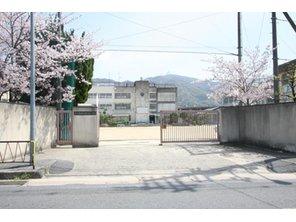小学校　孔舎衙小学校（小学校）まで296m