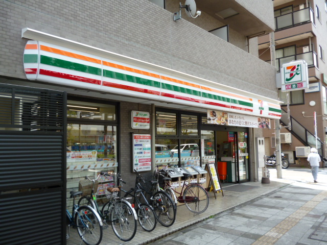 コンビニ　セブンイレブン港区芝三丁目店（コンビニ）まで75m