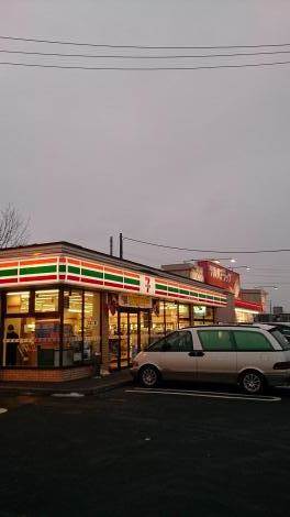 コンビニ　セブンイレブン札幌八軒6条西店（コンビニ）まで449m
