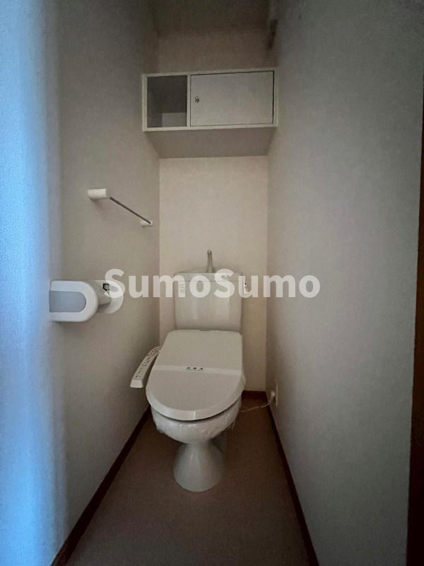 トイレ　落ち着いた色調のトイレです
