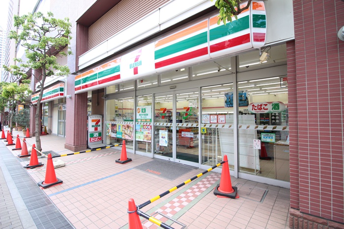 コンビニ　セブンイレブン（コンビニ）まで740m