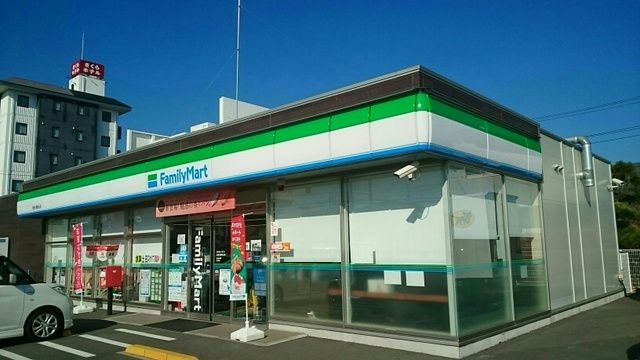 コンビニ　ファミリーマート（コンビニ）まで860m