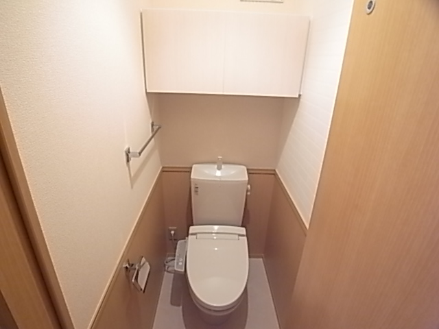 トイレ　落ち着いた色調のトイレです