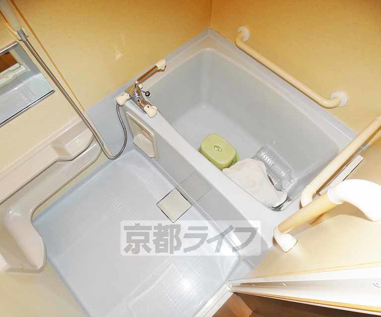 バス・シャワールーム　清潔感あるバスルーム