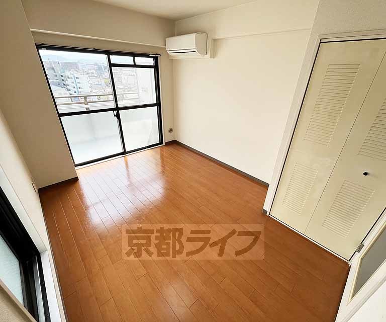 居室・リビング　落ち着いた雰囲気のお部屋です