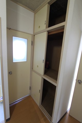 収納　廊下にも収納スペース有り