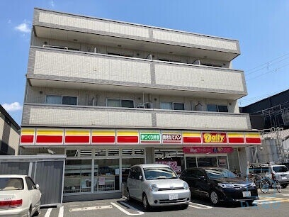 コンビニ　デイリーヤマザキ 南巽駅前店（コンビニ）まで691m