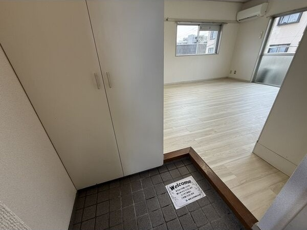 玄関　※写真は同じマンションの違う部屋のものになります。