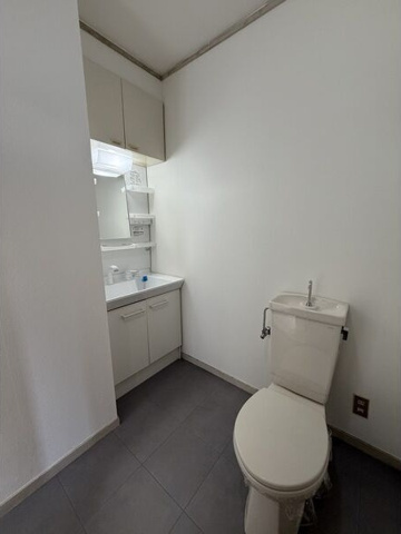 トイレ　※写真は同じマンションの違う部屋のものになります。