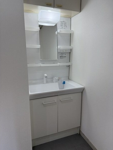 洗面設備　※写真は同じマンションの違う部屋のものになります。