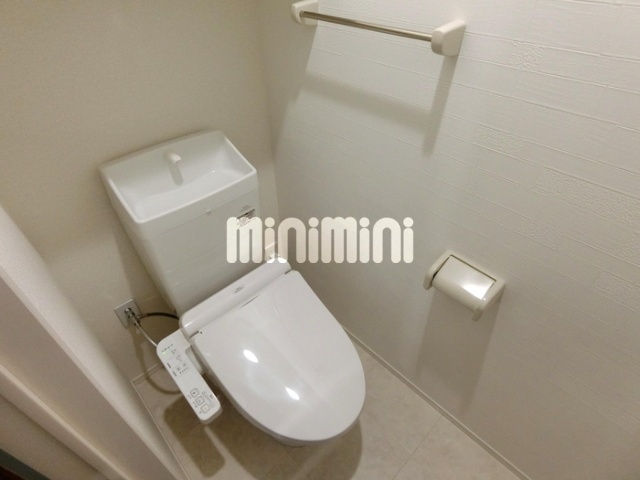 トイレ　温水洗浄機能の付いたトイレです。