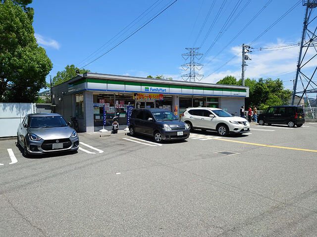 コンビニ　ファミリーマート 宝塚山本野里店（コンビニ）まで823m