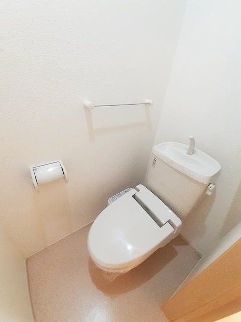 トイレ　温水洗浄便座です。