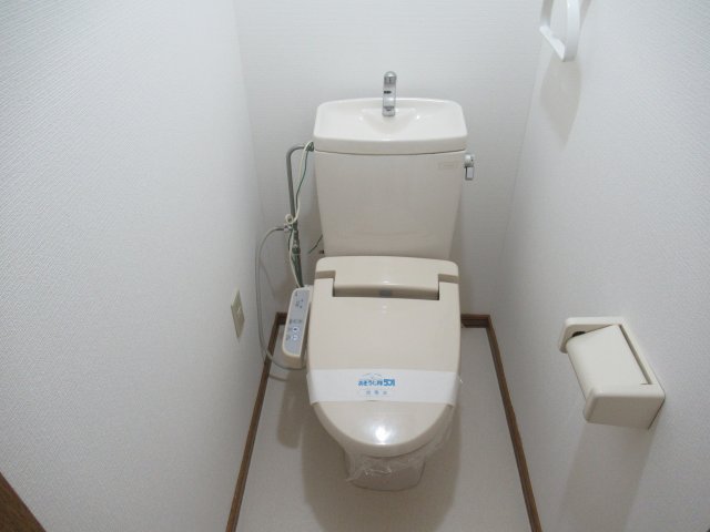 トイレ　落ち着いた色調のトイレです