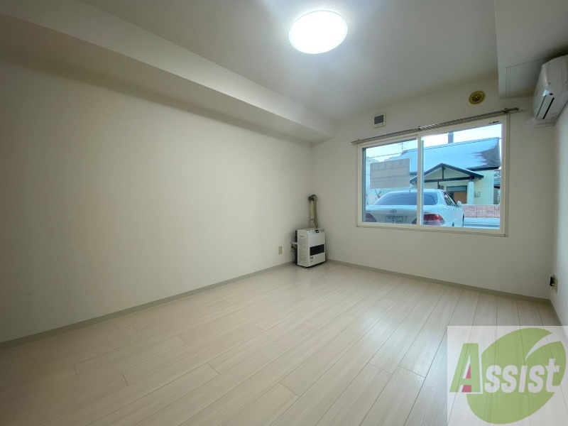 居室・リビング　木目のフローリングは落ち着きのある印象のお部屋になりますね。