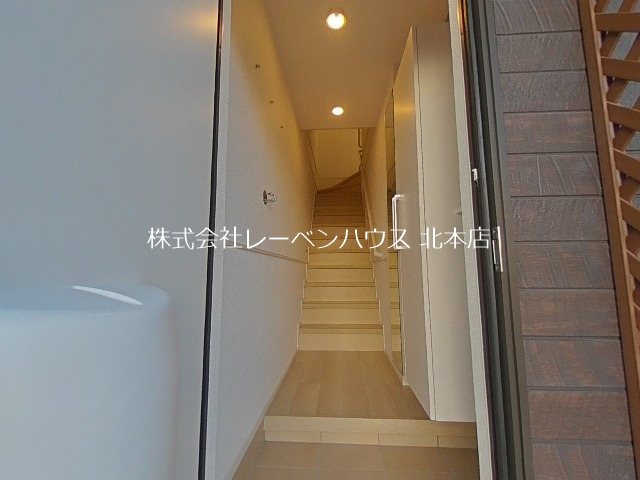 玄関　同モデル類似別物件参考室内写真