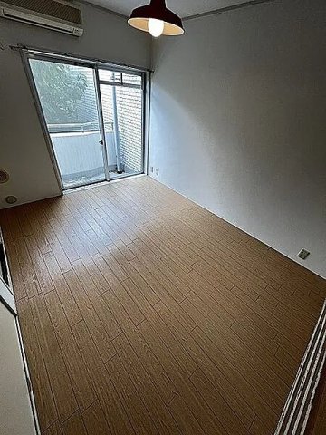 居室・リビング　■エアコン２台■２面採光■３面バルコニー■都市ガス
