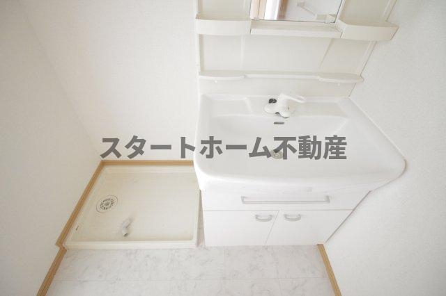 洗面設備　明るい洗面所です
