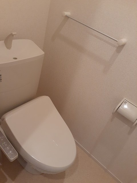 トイレ　嬉しい温水洗浄便座付きです♪