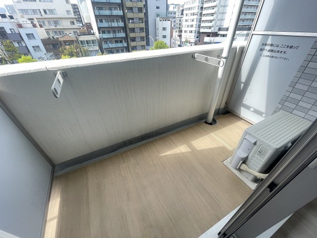 バルコニー　暖かな日差しのふりそそぐバルコニー