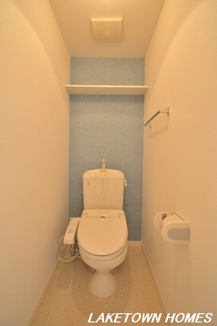 トイレ　上部に収納棚のある温水洗浄暖房便座付のトイレです。