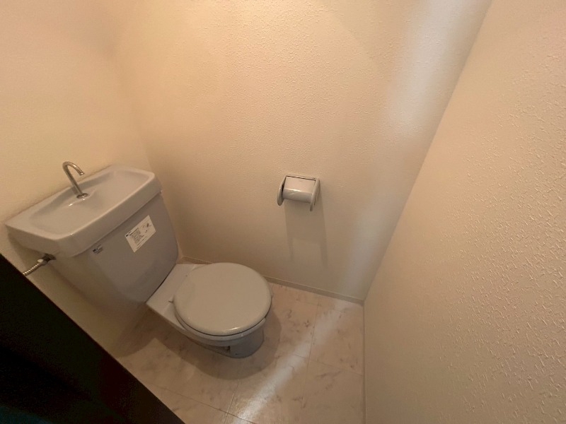 トイレ　こちらはトイレです。清潔感があり、安心して使用できます。