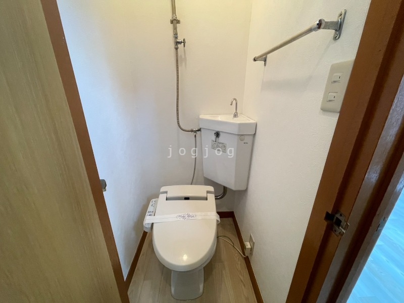 トイレ　嬉しい温水洗浄便座付きのトイレです。