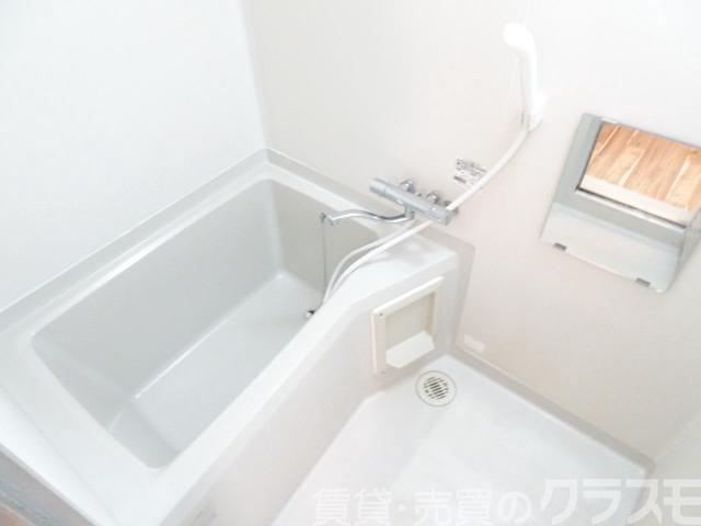 バス・シャワールーム　キレイにリフォームされています♪