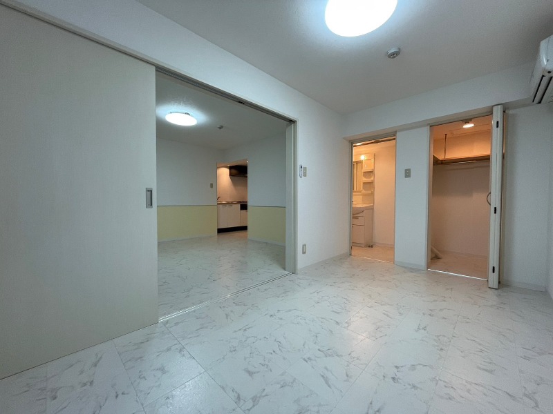 その他部屋・スペース　寝室はこちらです。光が差し込む、温かみのあるお部屋です。